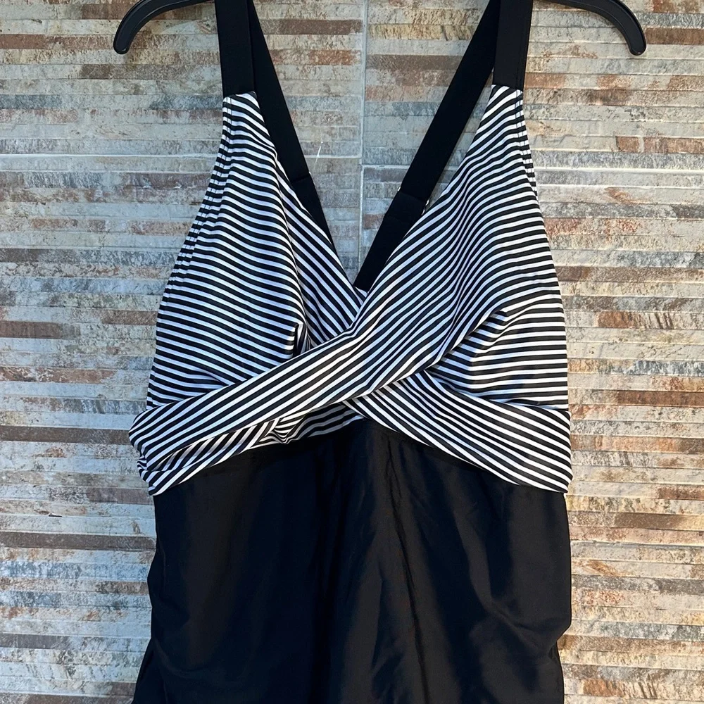 Elegant Black and White Women's One Piece Swimsuit - Picture 3 of 6